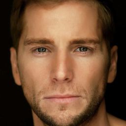 Bo Yokely 飾演 James