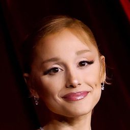 亞莉安娜 飾演 Riley Bina