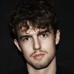 Phillip Stilling 飾演 Ulrik som ung