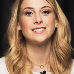 Laura Laune 飾演 la musicienne