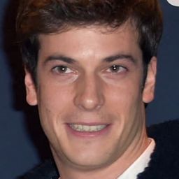 Léo Dussollier 飾演 Rudolf Nureyev