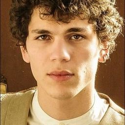 Eduardo Valdarnini 飾演 Martino