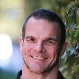 Ian Roberts - 芙莉歐莎：末日先鋒傳說演員 飾演Mr Harley