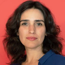 Laura Castro 飾演 Tânia