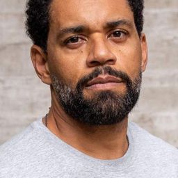 瑟薩·梅洛 飾演 Paulo