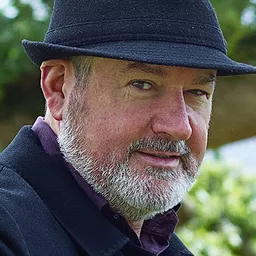 Denis Conway 飾演 Officer Capps