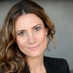 Katia Kieling - 第八圈演員 飾演Hallway Girl