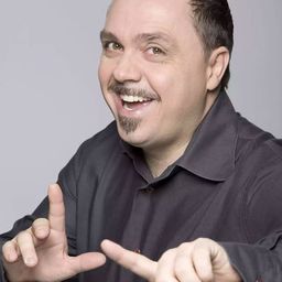 Gabriele Cirilli 飾演 Tino