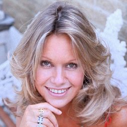 Suzanna Leigh - All in a Good Cause演員 飾演Miss Armitage