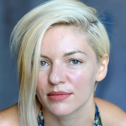 Oana Maria Zaharia 飾演 Vampira