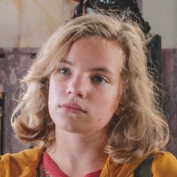 Emma-Louise Schimpf 飾演 Gaby