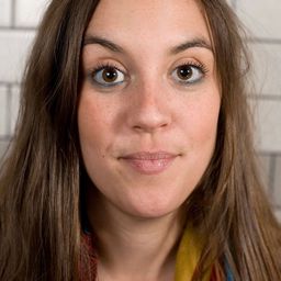 卡蜜爾·舞坎 飾演 Nurse Julie