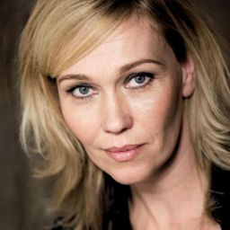 Outi Mäenpää 飾演 Sirja