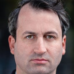 Jed Aukin 飾演 Scott