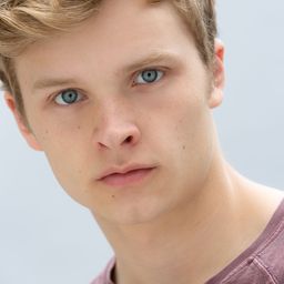 Skyler Verity - 甜心毒藥演員 飾演Guitar Dude