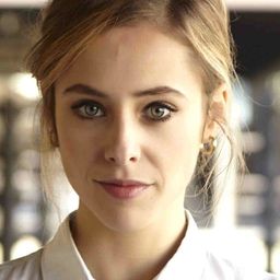 Camilla Semino Favro 飾演 Paola