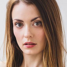 Arielle Rombough 飾演 Ally