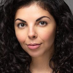 Ibbi El Hani 飾演 Younger Neanderthal Woman