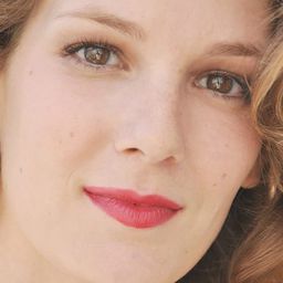 Emilie Piponnier 飾演 Bride