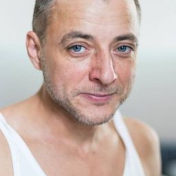 Erik Novák - 代號：皇帝演員 飾演László