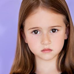 Alina Brace 飾演 Young Natalie Fabelman