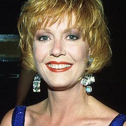 Anne Schedeen 飾演 Janis