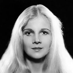 Ann Harding 飾演 Carol Howard