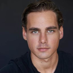 Christopher Pinkalla 飾演 Billy Harrison