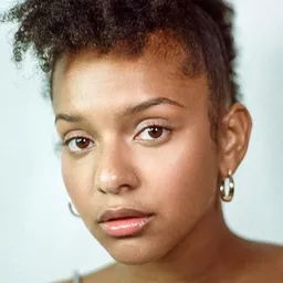 朱莉·阿瑪拉 飾演 Molly