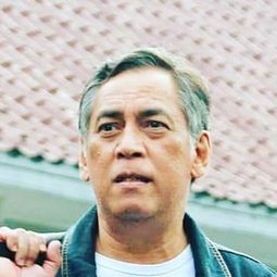 Joshua Pandelaki 飾演 Pak Miftah