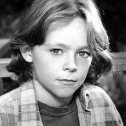 Zachary Browne 飾演 Alex Callendar