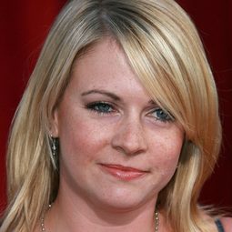 梅莉莎·喬·哈特 飾演 Connie Forrester