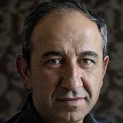 Hilmi Sözer 飾演 Yus