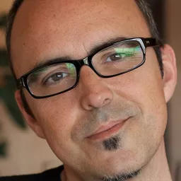 奧斯卡·柏貝蘭 飾演 Tadeo Jones (voice)