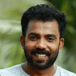 Azees Nedumangad 飾演 Dr. Manoj