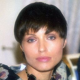 Olga Yakovtseva 飾演 Aziza