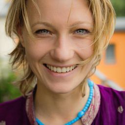 Lana Cooper 飾演 Benny