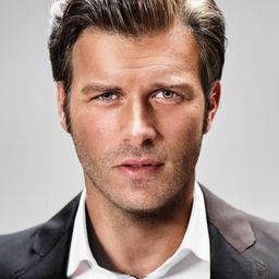 奇凡克·塔蒂里土 飾演 Muzaffer