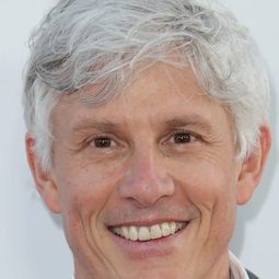 John Curran - 愛在遙遠的附近導演