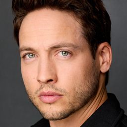 Bret Green 飾演 James