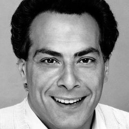 理查德·羅麥納斯 飾演 Julio Mendez