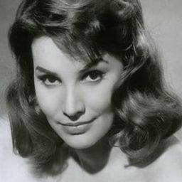 Yvonne Buckingham - Solo for Sparrow演員 飾演Jenny