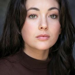 瑪德琳·亞當斯 飾演 Helena Ritterhouse