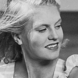 Amy Aaröe 飾演 La Fiancée