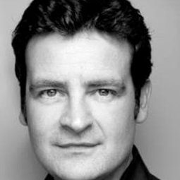 Hugh Parker 飾演 Duncan Mitchell