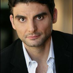 Ross Benjamin 飾演 Lawrence