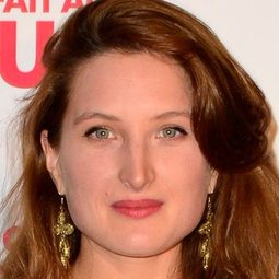 茱莉亞·皮雅頓 飾演 Alexia