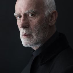 Giorgos Biniaris 飾演 Vyron