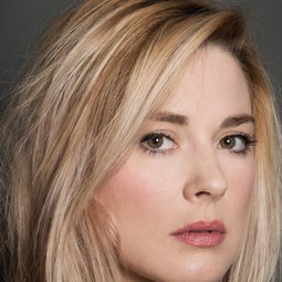 亞歷珊卓·布雷肯里奇 - 保持關注：大理石黃蜂的故事演員 飾演Sara Kovic