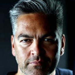 Victor Rodger 飾演 Mr. Big